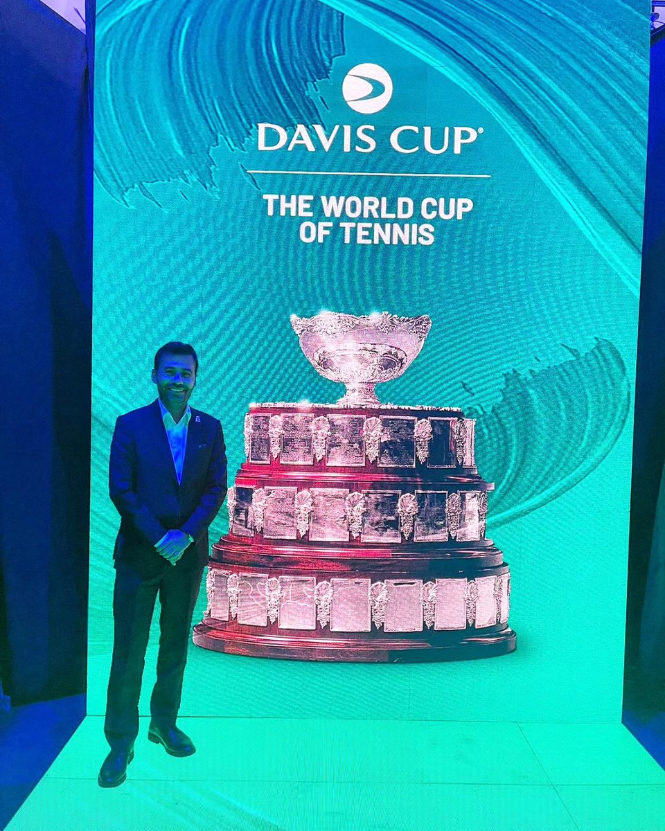 trtsporyildiz's tweet photo. 🎾Uluslararası tenis hakemi Serdar Sumer, Davis Kupası Finalleri'nde "şahin gözü hakemliği" yapan Türk tenis tarihindeki ilk isim oldu.

👔Serdar Sumer, Rafael Nadal-Botic Van de Zandschup karşılaşması hem de kapanış maçı olan Griekspoor-Jannik Sinner karşılaşmasında görev aldı. https://t.co/IkDZYNr82Q