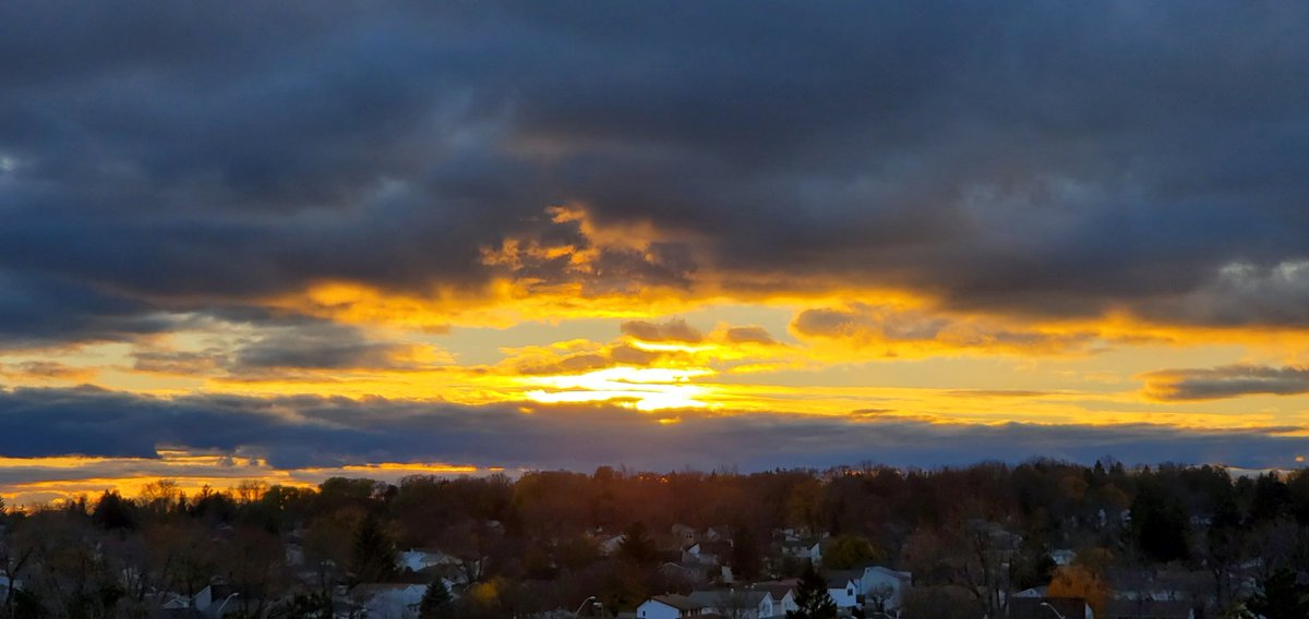 jacquesLeStrap1's tweet photo. Some snaps from on the hill. This is, Sunday Going Down. 
#Clouds #Sunset #keepitsmooth https://t.co/ytGNIoWNZK