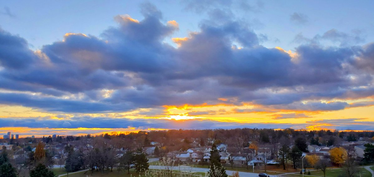 jacquesLeStrap1's tweet photo. Some snaps from on the hill. This is, Sunday Going Down. 
#Clouds #Sunset #keepitsmooth https://t.co/ytGNIoWNZK