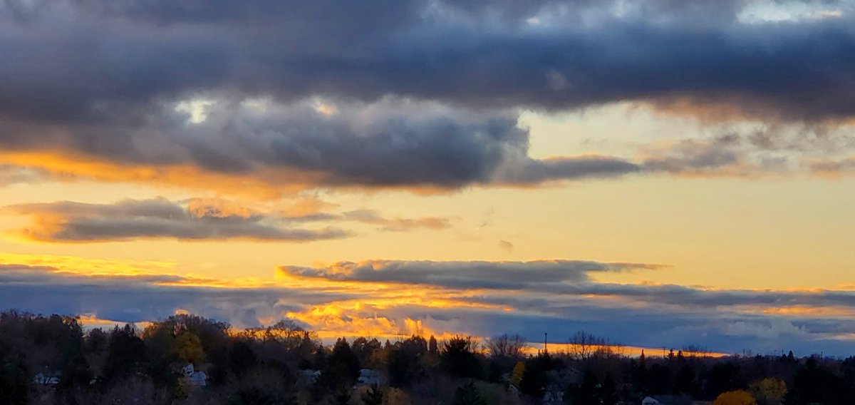 jacquesLeStrap1's tweet photo. Some snaps from on the hill. This is, Sunday Going Down. 
#Clouds #Sunset #keepitsmooth https://t.co/ytGNIoWNZK