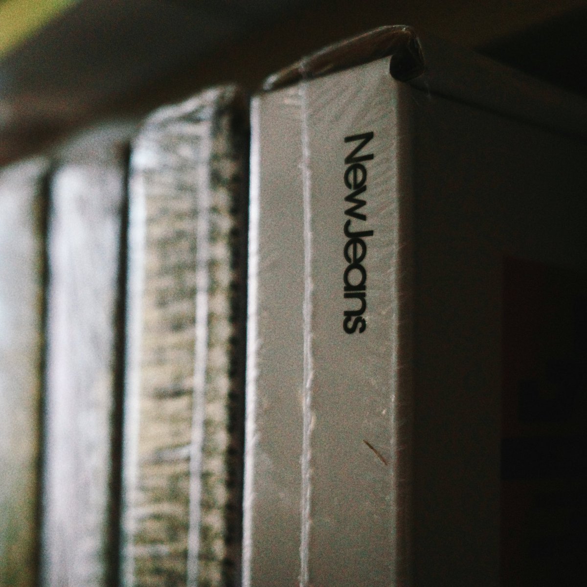 danibaragieyo's tweet image. 하우스윗 앨범 첨 보고 받은 충격은 아직도🤍
앨범 다 모으고 또 하나씩 들여다 보니
멤버별로 옆면에 뉴진스 로고 디자인까지 다 다르게 들어간 디테일 미친 것 같다.
매번 폰트, 화보 미감, 그래픽, 앨범 안에 담긴 멤버들 이야기까지.. 선물이야 선물!!
#NewJeans #민희진대퓨님 #HowSweet