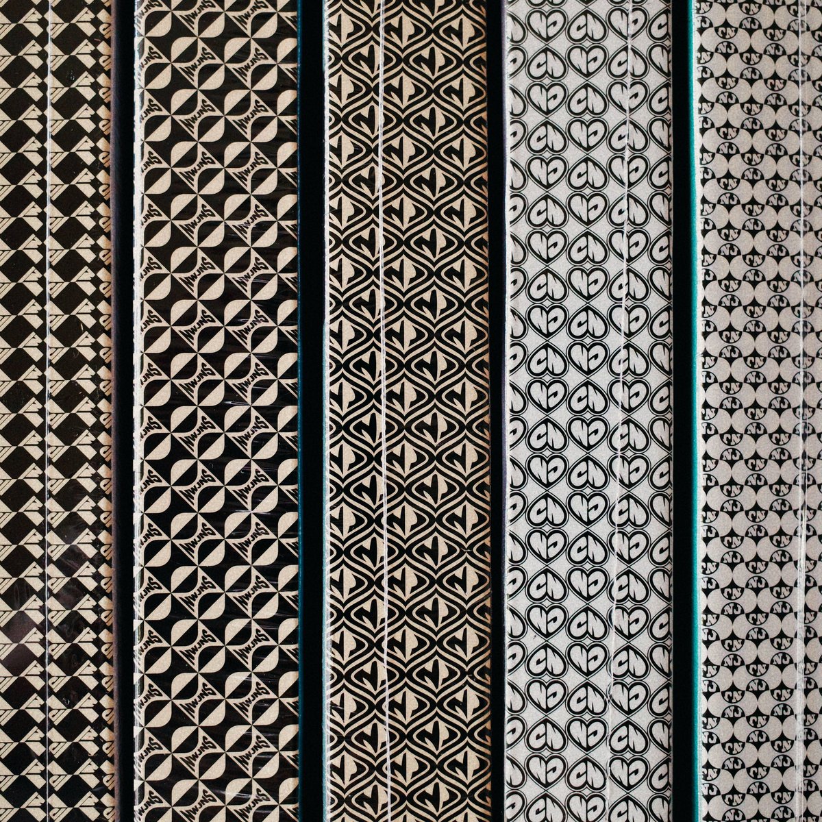 danibaragieyo's tweet image. 하우스윗 앨범 첨 보고 받은 충격은 아직도🤍
앨범 다 모으고 또 하나씩 들여다 보니
멤버별로 옆면에 뉴진스 로고 디자인까지 다 다르게 들어간 디테일 미친 것 같다.
매번 폰트, 화보 미감, 그래픽, 앨범 안에 담긴 멤버들 이야기까지.. 선물이야 선물!!
#NewJeans #민희진대퓨님 #HowSweet