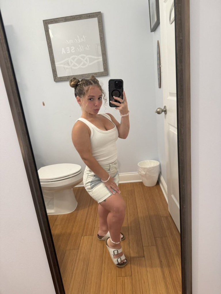 Hi” for my 3’11 🍑 pics (sending fr)