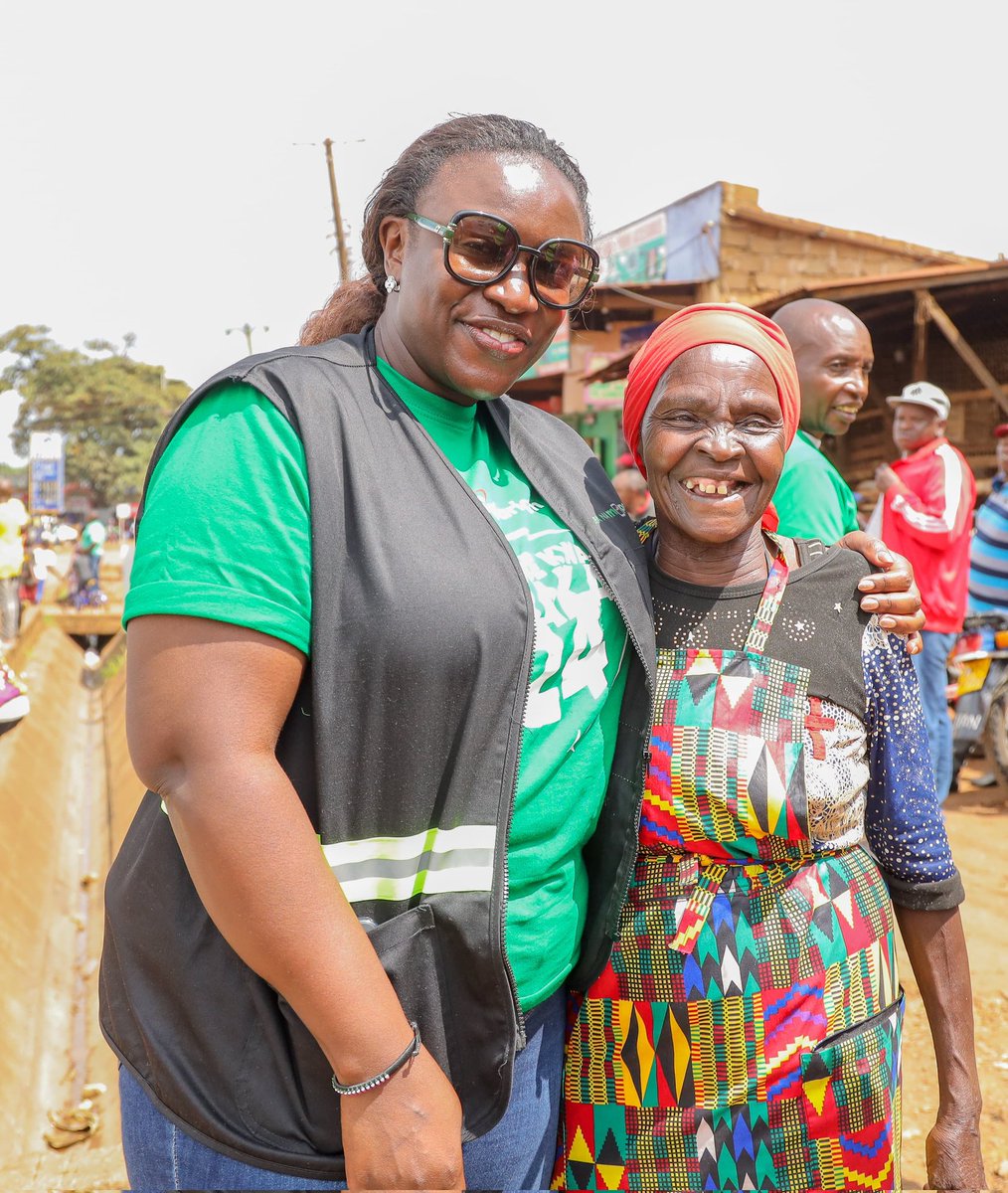 WangureJoshua's tweet photo. @SafaricomPLC through #SambazaFurahaNaSafaricom nationwide caravan wanakam mtaa hii festive. Ukiwacheki  usipite jo, kuna alot of fun &amp; gifts NB: unaweza pita na mbuzi ivo tu ✔️. This week ni Great Western region @SaltyPuppy @bungomaduke  ni gift gani inaweza kubamba mkifikiwa? https://t.co/w5LNHGJ3tp
