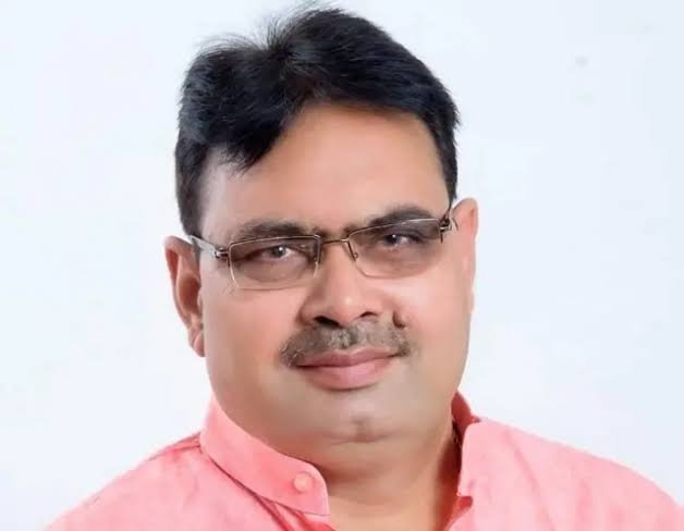 HansrajMeena's tweet photo. दौसा जिले में हाल ही में 33 मीणा कर्मचारियों (प्रिंसिपल, APC, ACBEO, ADEO) का पश्चिमी राजस्थान में स्थानांतरण जातीय द्वेष भावना पूर्ण गंभीर मामला प्रतीत होता है। यह स्थानांतरण कथित तौर पर दौसा के जिलाध्यक्ष डॉ. प्रभुलाल शर्मा द्वारा मीणा जनजाति के लोगों को टारगेट करते हुए उनके व्यक्तिगत लेटर पर स्थानांतरण की मांग के कारण हुआ है। इस कदम ने समाज में जातिगत विभाजन और असंतोष को बढ़ावा देने का काम किया है। ऐसे भेदभावपूर्ण व्यवहार के लिए डॉ. प्रभुलाल शर्मा को जिम्मेदार ठहराते हुए, मैं मुख्यमंत्री भजनलाल जी से निवेदन करता हूं कि इस तरह के जातिवादी रवैये के लिए उन्हें तुरंत प्रभाव से निलंबित किया जाए और इस मामले की निष्पक्ष जांच की जाए, ताकि समाज में समानता और न्याय का माहौल बना रहे।