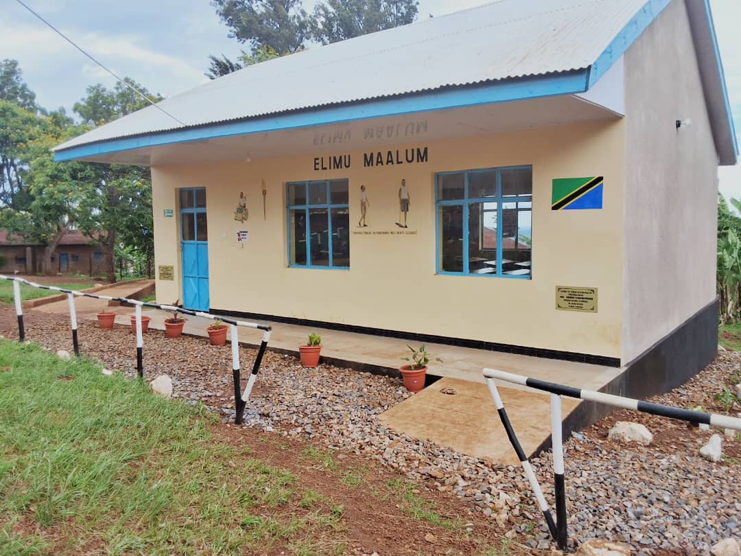 sisiniTanzania's tweet photo. Utekelezaji wa miradi ya kijamii kama kamą uliokamilika katika Shule ya Msingi Nyakanga, Kata ya Bugene, Wilaya ya Karagwe, Mkoa wa Kagera, una thamani kubwa na maana pana katika muktadha wa maendeleo ya kijamii na kiuchumi nchini Tanzania. Mradi huu, unaojumuisha ujenzi wa vyumba vya madarasa, chumba maalumu cha elimu kwa wanafunzi wenye ulemavu, na matundu matatu ya vyoo, unaakisi jitihada za serikali za kuwajumuisha wote kwenye mchakato wa elimu, bila kujali hali zao za kimwili au kijamii. Hii ni hatua muhimu katika kujenga jamii yenye usawa na maendeleo endelevu.

1. Thamani ya Mradi kwa Jamii
(a) Kuboresha Fursa za Elimu
Elimu jumuishi: Uwepo wa chumba maalumu kwa ajili ya wanafunzi wenye ulemavu ni ushahidi wa kujali makundi maalumu na kuhakikisha kuwa wanapata fursa sawa za elimu. Hii inasaidia kujenga mazingira yenye usawa na yanayowezesha kila mtoto kufikia ndoto zake.
Uboreshaji wa miundombinu: Vyumba vipya vya madarasa vinaondoa changamoto za msongamano wa wanafunzi, kuboresha mazingira ya kujifunzia, na kuongeza ufanisi wa walimu kufundisha.

(b) Afya na Usafi
Matundu matatu ya vyoo ni muhimu katika kuboresha usafi wa mazingira shuleni, kupunguza magonjwa yanayotokana na uchafu, na kuimarisha afya ya wanafunzi na walimu. Hii ina athari ya moja kwa moja katika kuhudhuria masomo na kufanikisha malengo ya elimu.

2. Maana ya Utekelezaji wa Miradi ya Kijamii
(a) Kuwezesha Maendeleo Endelevu
Miradi ya kijamii kama huu huakisi nia ya serikali na viongozi wa kitaifa kuimarisha huduma za msingi zinazogusa maisha ya wananchi moja kwa moja. Elimu ni kichocheo kikuu cha maendeleo, na kuboresha miundombinu ya shule ni njia madhubuti ya kuwekeza kwenye kizazi kijacho.

(b) Ushirikishwaji wa Jamii
Mradi huu ni matokeo ya ushirikiano kati ya serikali, viongozi wa kitaifa kama mbio za Mwenge wa Uhuru, na jamii ya Karagwe. Ushirikishwaji huu huongeza uwajibikaji na umiliki wa miradi miongoni mwa wananchi.

(c) Kukuza Umoja na Uzalendo
Uzinduzi wa miradi kama hii kupitia mbio za Mwenge wa Uhuru huimarisha mshikamano wa kitaifa na kuhimiza uzalendo. Mwenge wa Uhuru ni alama ya maendeleo, amani, na mshikamano, hivyo kuhusishwa kwake katika uzinduzi wa mradi huu kunakoleza ari ya kuunga mkono juhudi za serikali.

3. Maono ya Rais Samia Suluhu Hassan (SSH)
Mradi huu unaonyesha utekelezaji wa dira ya Rais Samia Suluhu Hassan ya kuhakikisha maendeleo yanayojumuisha kila mmoja, hasa katika sekta ya elimu. Kwa kauli mbiu ya "Kazi Iendelee," serikali ya awamu ya sita imejikita katika kuboresha huduma za kijamii ili kuleta tija na maendeleo ya kweli kwa wananchi.

4. Athari Chanya za Mradi
Kwa watoto wenye ulemavu: Uwepo wa chumba maalumu unaondoa kikwazo cha kutojumuishwa shuleni na kuwapa nafasi ya kushiriki kikamilifu katika mchakato wa elimu.

Kwa jamii: 
Mradi huu unainua viwango vya elimu na ubora wa maisha ya watoto, na kuwa msingi wa kizazi chenye maarifa na ustawi wa kiuchumi.
Kwa ujumla, utekelezaji wa mradi huu ni mfano wa namna serikali ya Tanzania inavyowekeza katika maendeleo ya watu wake kwa kusimamia haki, usawa, na ustawi wa kijamii. Ni uthibitisho kwamba maendeleo endelevu yanaweza kufikiwa kupitia mshikamano na juhudi za pamoja.