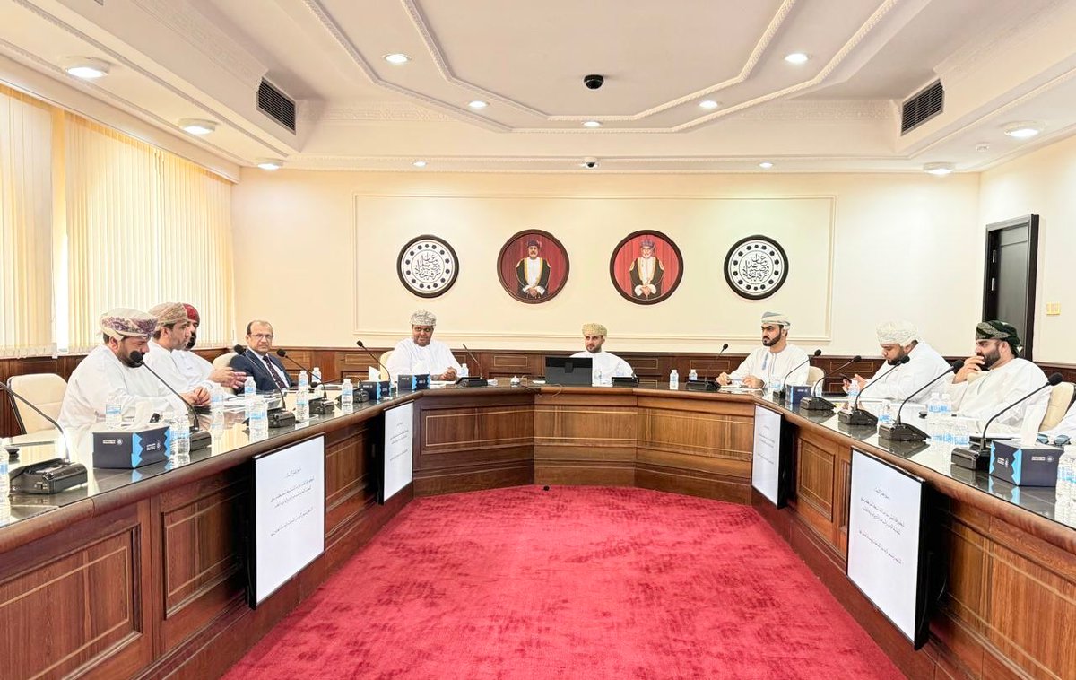 OmanChamber's tweet photo. عقدت لجنة التجارة والتجزئة بغرفة تجارة وصناعة عمان اجتماعا بحضور كلا من سعادة الشيخ فيصل بن عبدالله الرواس رئيس مجلس إدارة الغرفة و حسن بن جامع الإسحاق، رئيس اللجنة وبمشاركة الأعضاء وعدد من ممثلي الشركات الكبرى في قطاع التجزئة. 
ناقش الاجتماع أبرز التحديات التي تواجه قطاع التجزئة في سلطنة عمان، حيث استعرضت اللجنة القضايا المتعلقة بارتفاع تكلفة تسعيرة الكهرباء في المجمعات التجارية، وما يشكله ذلك من عبء كبير على التجار، إلى جانب لائحة الشؤون الصحية وارتفاع الغرامات المفروضة على المخالفات، مما يضيف تحديات إضافية على كاهل القطاع، وأكدت اللجنة أهمية وضع تقويم سنوي ينسق بين الفعاليات التجارية والسياحية بما يسهم في تعزيز حركة السوق المحلي وتنشيط القطاع التجاري.
كما سلطت اللجنة الضوء على أهمية تطوير الأسواق التقليدية خارج نطاق المولات التجارية، مع التركيز على دعم التجار العاملين بها وتهيئة بيئة ملائمة لتحفيز النمو الاقتصادي في هذه الأسواق، بما يعزز من تنافسيتها ويسهم في جذب المزيد من المستهلكين.
وأوضح سعادة الشيخ فيصل بن عبدالله الرواس رئيس مجلس إدارة الغرفة بأهمية وضع خطة عمل لتفعيل توصيات اللجنة، والعمل على التنسيق مع الجهات ذات العلاقة لمعالجة القضايا المطروحة، وأشاد سعادته بالدور الحيوي الذي تضطلع به اللجنة في دراسة التحديات التي تواجه القطاع وإيجاد الحلول العملية لتجاوزها، مع التأكيد على أهمية استمرار التعاون بين الغرفة وممثلي القطاع الخاص لتحقيق الأهداف المشتركة.
وفي ختام الاجتماع، أكدت اللجنة على مواصلة العمل لتحقيق تطلعات التجار، مع متابعة التوصيات والعمل على تنفيذها بالتنسيق مع مختلف الجهات ذات الصلة.