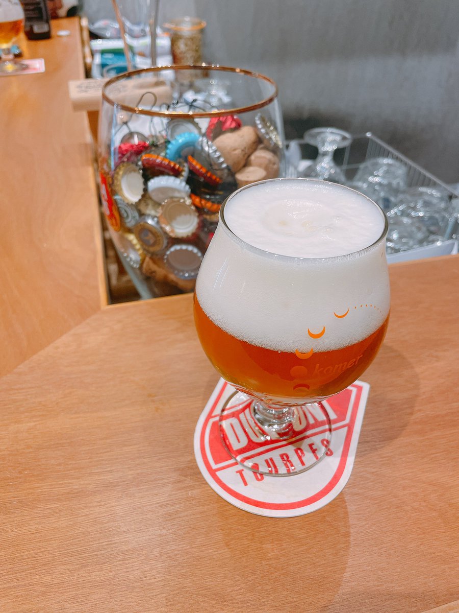 Laylabier's tweet photo. #DeRanke「XX Bitter」でサルーテ!🍻✨
香りの中にかすかにさす酸味〜甘味を感じる、それだけで昇天しそう😇口に含むと柑橘系の爽やかなフレーバーの奥から強烈な苦味!を乗り越えた先の甘味!幾重にも幾星霜にもうねりを感じる作品✨
これは色々と覆された感がある。
at kamer
#クラフトビール https://t.co/IeON6ChvGr