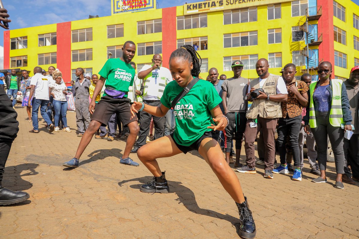 Greater Western Region hope mko ready juu <a href="/SafaricomPLC/">Safaricom PLC</a> caravan ishafika.<a href="/Sharn/">Sharn</a> <a href="/lyanaaira1/">lyana aira</a> mngependa kujishindia nini juu kuna chicken, food hampers and more gifts. Let's come and have fun, enjoy live music, games all in the spirit of #SambazaFurahaNaSafaricom hii festive season