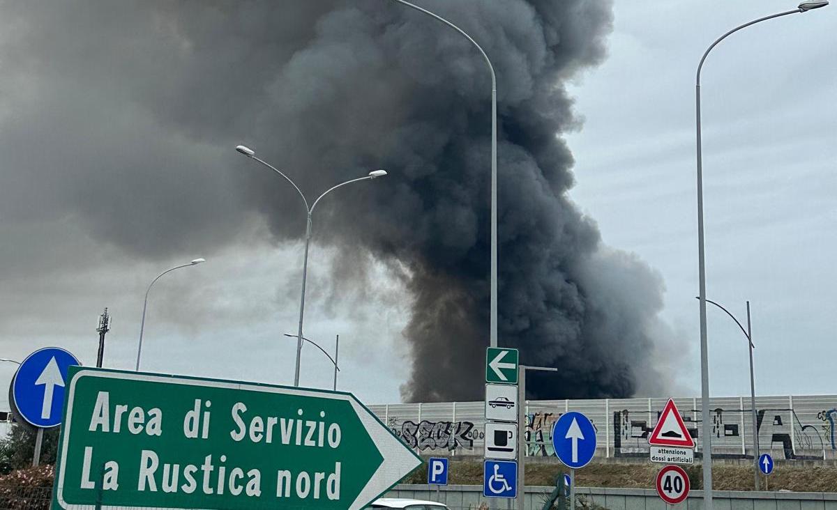 tempoweb's tweet photo. Maxi-#incendio in un capannone industriale di #LaRustica. “Aria irrespirabile”
#roma #25novembre #iltempoquotidiano
https://t.co/qeXbC7nFZJ https://t.co/VV9IM0ndzW