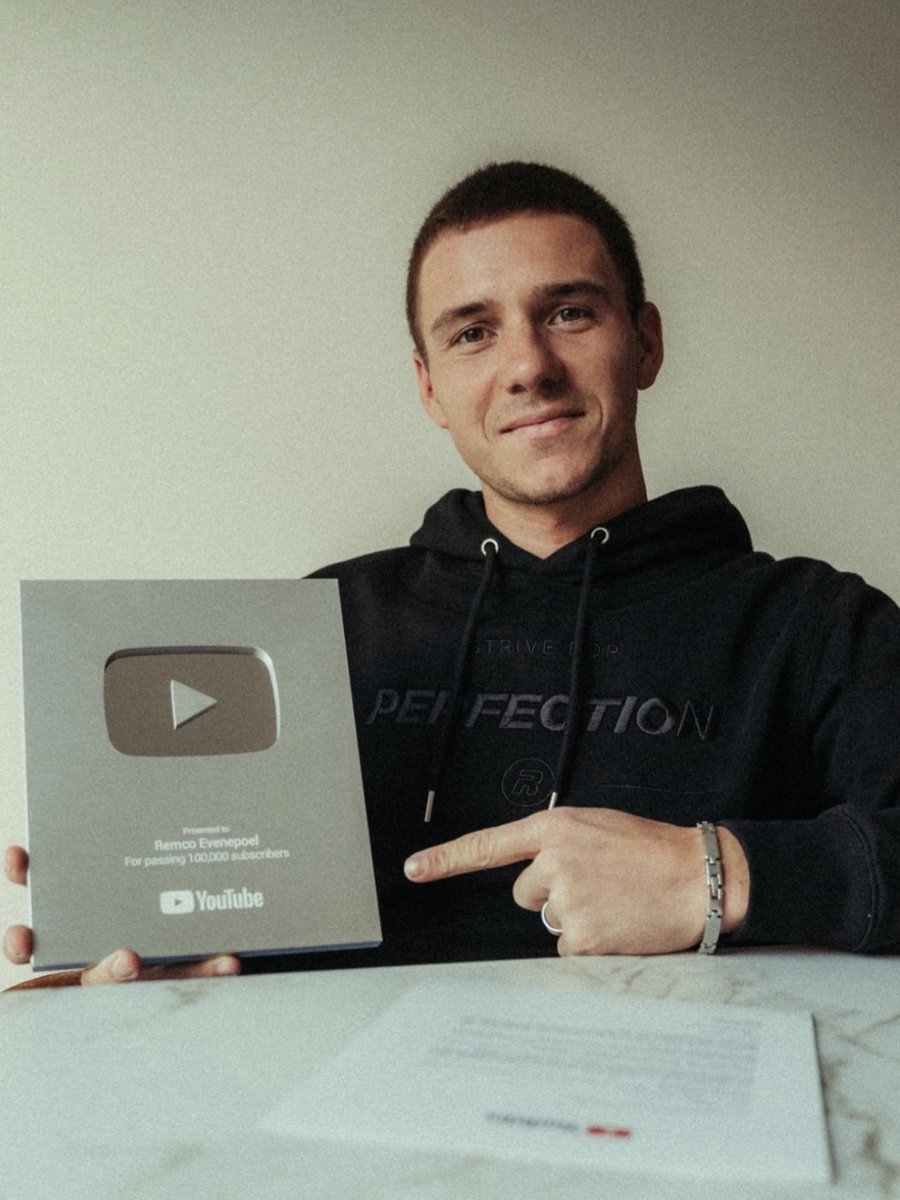 cyklistickey's tweet photo. Remco Evenepoel překonal na svém YouTube kanále hranici 100 000 odběratelů🥳
@EvenepoelRemco #cycling #YouTube https://t.co/t5UrfZv1rM