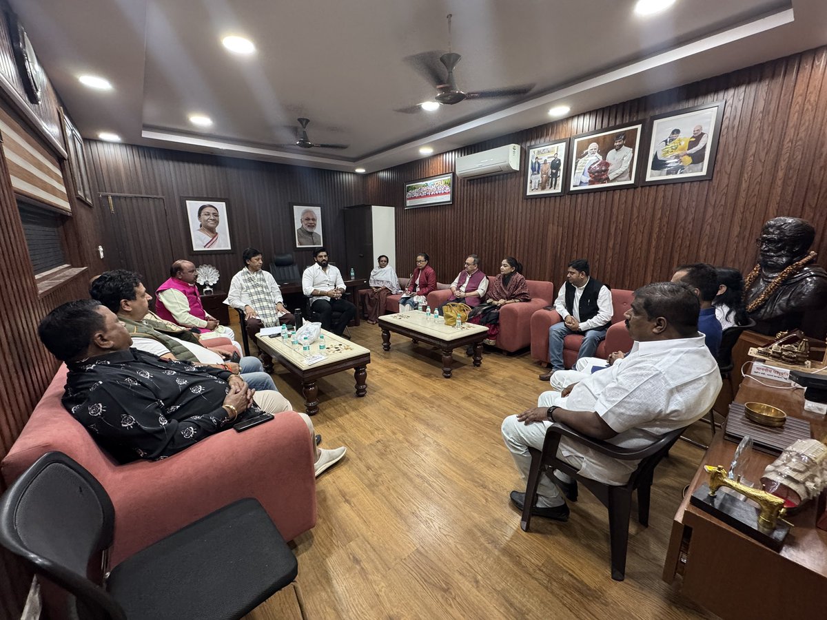 princerajpaswan's tweet photo. पूर्व केंद्रीय मंत्री एवं रालौजपा के राष्ट्रीय अध्यक्ष आदरणीय श्री पशुपति कुमार पारस जी के आदेशानुसार नई दिल्ली में राष्ट्रीय लोक जनशक्ति पार्टी के राष्ट्रीय पदाधिकारियों के साथ बैठक किया।

@PashupatiParas https://t.co/l4JQGgbg39