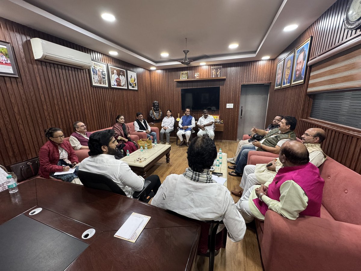 princerajpaswan's tweet photo. पूर्व केंद्रीय मंत्री एवं रालौजपा के राष्ट्रीय अध्यक्ष आदरणीय श्री पशुपति कुमार पारस जी के आदेशानुसार नई दिल्ली में राष्ट्रीय लोक जनशक्ति पार्टी के राष्ट्रीय पदाधिकारियों के साथ बैठक किया।

@PashupatiParas https://t.co/l4JQGgbg39