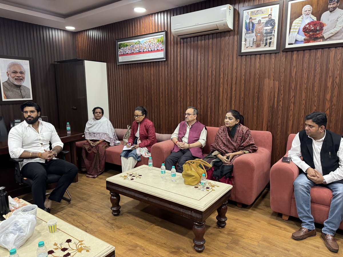 princerajpaswan's tweet photo. पूर्व केंद्रीय मंत्री एवं रालौजपा के राष्ट्रीय अध्यक्ष आदरणीय श्री पशुपति कुमार पारस जी के आदेशानुसार नई दिल्ली में राष्ट्रीय लोक जनशक्ति पार्टी के राष्ट्रीय पदाधिकारियों के साथ बैठक किया।

@PashupatiParas https://t.co/l4JQGgbg39