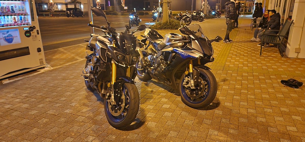 emuten__'s tweet photo. YAMAHAのフラッグシップ同士🤭🤭🤭
どっち派？🤔

 #YZFR1M  #MT10SP https://t.co/9E04YIqQZA