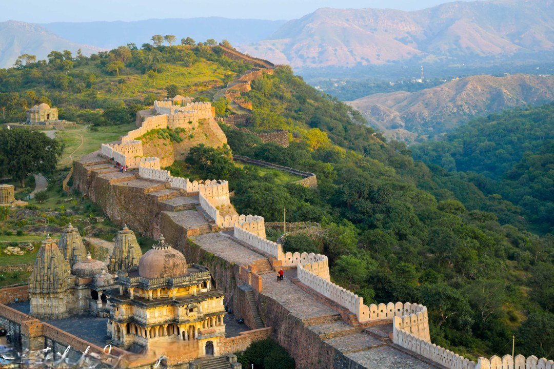 iAkhil_tweets's tweet image. Many have heard about Great Wall of China but not about Kumbalgarh Fort in Rajasthan, which is world&apos;s second largest fort wall &amp;amp; Bharat&apos;s biggest that spans 38 kms.

Inside pillars so built, if a brick is removed, the entire structure would collapse. 

QT #OldArchitecture