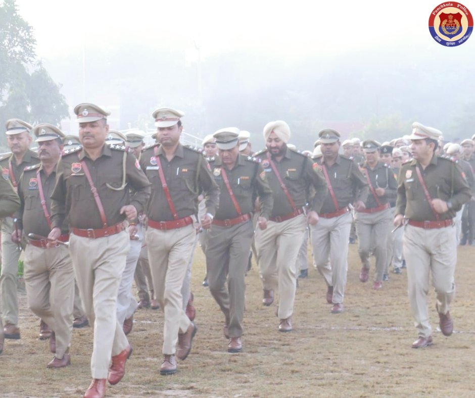 CP_PANCHKULA's tweet photo. 🚨 During the general parade at Police Lines, Panchkula, DCP Himadree Kaushik, IPS, inspected a mock drill where police personnel practiced with anti-riot equipment and weapons.

#HaryanaPolice #MondayParade https://t.co/6t6N50LoeC