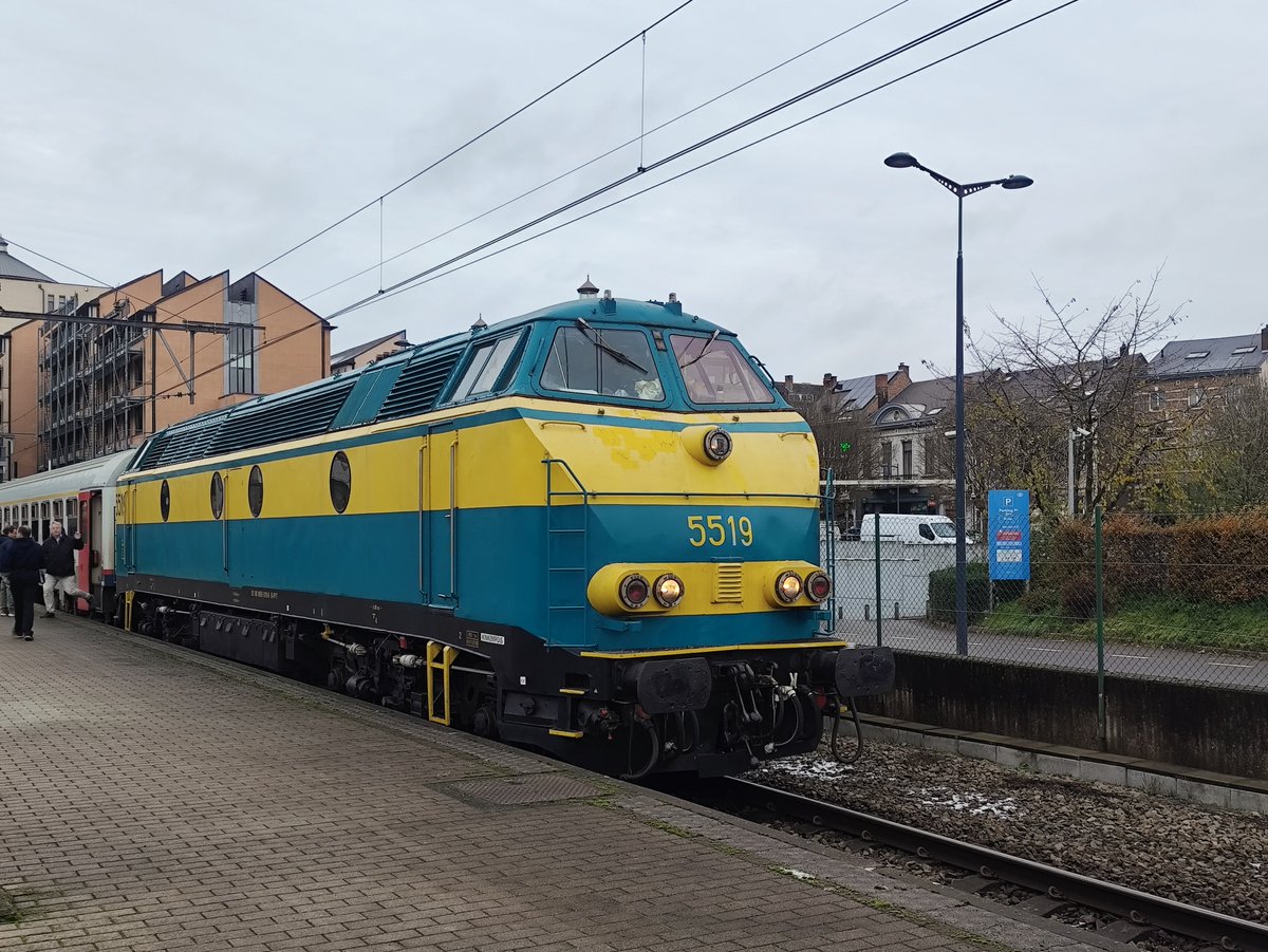 fabianvendrig's tweet photo. Wat een mooi weekend in België🇧🇪: met de #PFTTSP op stap in de Ardennen met de klassieke #diesellocomotief #5519 🛤️. Bijzonder was dat we zelfs op een industrieel lijntje hebben gereden bij #Neufchateau. Terug naar Schaarbeek ging het los in het #discorijtuig #SR3🥳🍻. https://t.co/QUOL4UPlZa