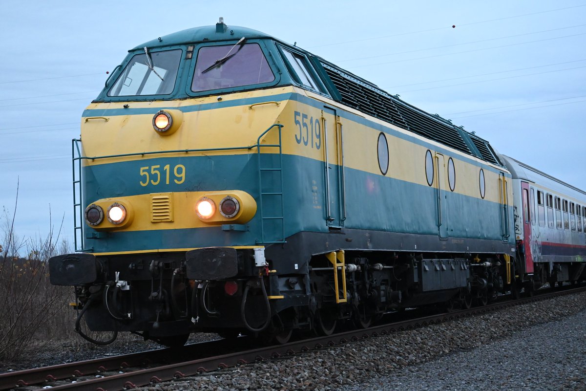 fabianvendrig's tweet photo. Wat een mooi weekend in België🇧🇪: met de #PFTTSP op stap in de Ardennen met de klassieke #diesellocomotief #5519 🛤️. Bijzonder was dat we zelfs op een industrieel lijntje hebben gereden bij #Neufchateau. Terug naar Schaarbeek ging het los in het #discorijtuig #SR3🥳🍻. https://t.co/QUOL4UPlZa