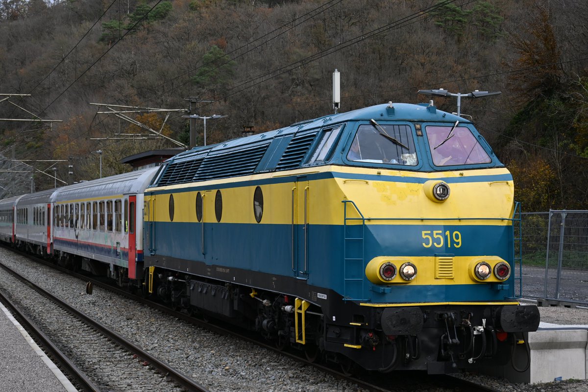 fabianvendrig's tweet photo. Wat een mooi weekend in België🇧🇪: met de #PFTTSP op stap in de Ardennen met de klassieke #diesellocomotief #5519 🛤️. Bijzonder was dat we zelfs op een industrieel lijntje hebben gereden bij #Neufchateau. Terug naar Schaarbeek ging het los in het #discorijtuig #SR3🥳🍻. https://t.co/QUOL4UPlZa