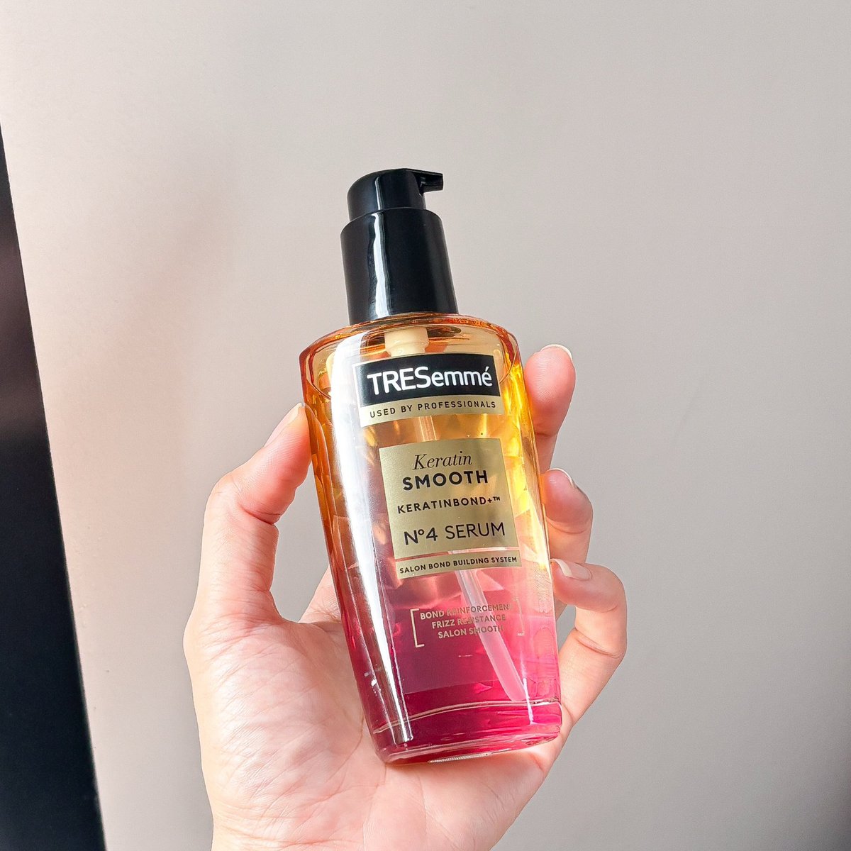 ManussananU's tweet photo. เซรั่มบำรุงผม Tresemme เลย ใช้ก่อนหรือหลังจากการโดนความร้อน ใช้แล้วผมเรียบลื่น ฟีลสุขภาพดีมาก ฟีลเหมือนเพิ่งทำเคราตินจากร้านเลย https://t.co/754xNyogop