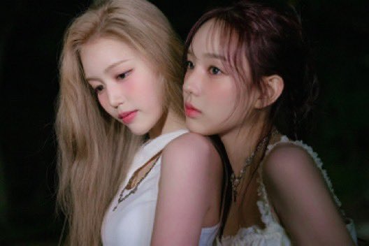 📸 | Foto conceitual dos bastidores de ‘Na’ de Jeong Saebi para o MelOn.

#JEONGSAEBI #정세비 #izna #이즈나