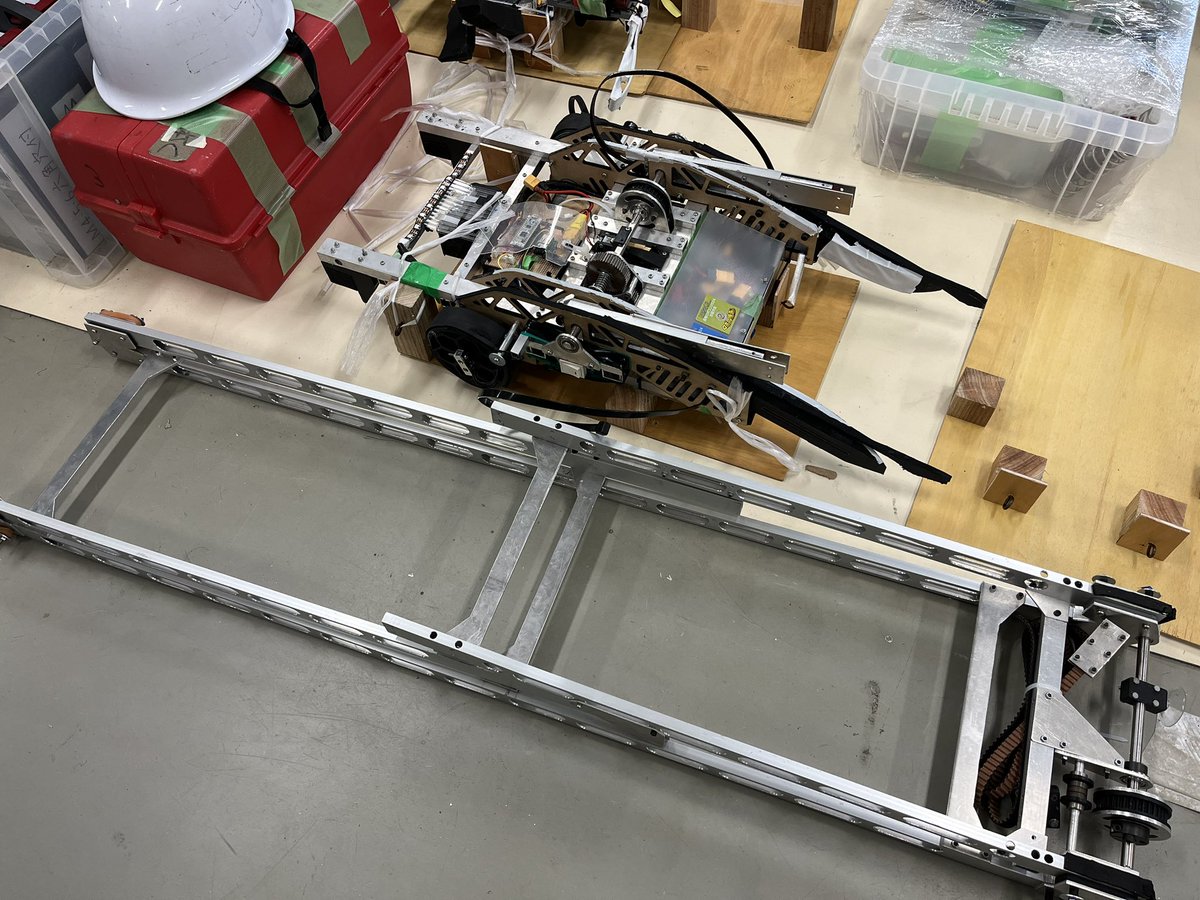 hiyushia's tweet photo. ◇4号機
フレームが曲がる問題を解決すべく、産技荒川さんの橋をパク…リスペクトしたロック機構で着地時のフレーム同士の衝突を防止、加えて上物と足回りを分離可能にして、もし曲がっても交換しやすいようにしました。しかしこのロック機構はこの橋と相性が悪く、あまり効果を発揮できませんでした🥹 https://t.co/aaEKOyUTx9