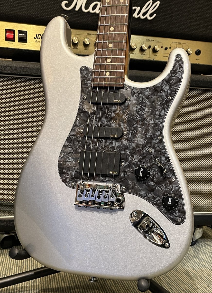 premium_guitars's tweet image. 【#スタッフレビュー】  

実はリユースOSAKA担当：山田オーダーモデルなんです！

Van Halenの完コピやアンプ/エフェクターのレビューで有名なあのギタリストが使うEMG仕様のSuhrギターを再現しました😆

ikebe-gakki.com/Form/StaffStar…

#Suhr #EMG