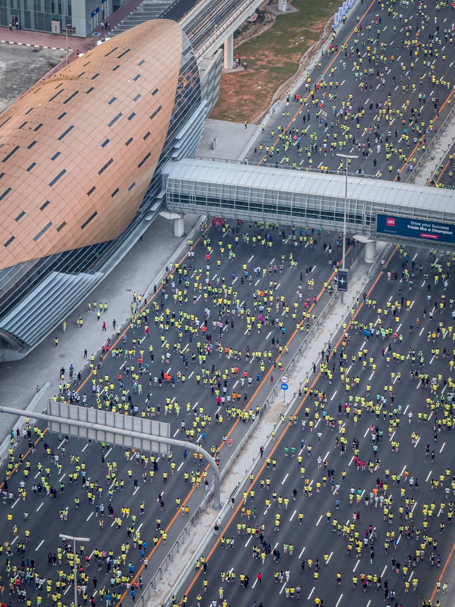 deshmanch's tweet image. Sheikh Zayed Road पर आज का नज़ारा अद्भुत था, जब यह दुनिया के सबसे बड़े रनिंग ट्रैक में बदल गया! 🌍👟 #DubaiRun #SheikhZayedRoad #FitnessGoals"