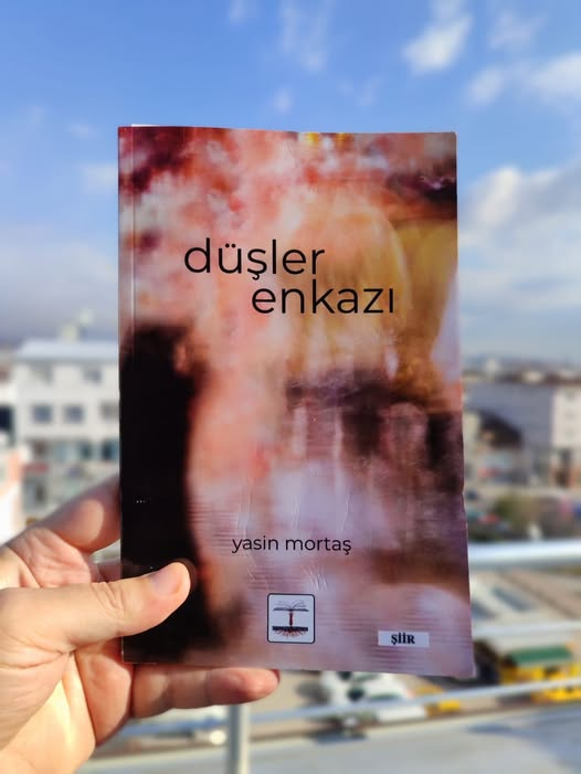 tuvayrek_'s tweet photo. bir sorsanız ağlayamamanın ruh basıncını
bir sorsanız silkeleniş içindeki bulanık çiçeği
bir sorsanız duygular enkazının ağırlığını
göğün küçüldüğünü, yerin kabaran heybetini
üzülmenin demirden bükümünü
içerdeki sesin ses iriliğini
dışardaki sesin sessizlik içen rüzgâr bilgeliğini
bir sorsanız annenin diz bükümündeki yıkılışı
ceplerindeki evlat baharını/ki yırtılmış
yağmurun kara dönüştüğünü/karın buzlu kanatışını
yankıdan yankıya geçen uçurum boşluğunu
duvarların sağır kaldığı oda boşluğunu
şu hıçkıran kedinin okşanma şaşkınlığını
zamanın ilk defa bu kadar kan kaybettiğini
evet biliyorum yüzümüz kırıldı aynadan önce
sesimi yıkayıp koydum
sesimi tarayıp uyudum
sesimin enkazında gök gürültüsü aradım
ah anne umutlarımı nereye koydun yatmadan önce
ne yerde
ne de gökte bulamıyorum

Maraşlı şair Yasin Mortaş'ın geçtiğimiz aylarda yayımlanan "Düşler Enkazı" isimli eseri yaşanan depremin etkilerini çok güçlü şekilde yansıtmış. Şiirlerin imge yapısı, ahengi, bütünlüğü ve sesi oldukça güçlü. Depremin her saniyesini yaşamış ve bunun üzerine tefekkür etmiş bir şairin metinleri bunlar. Yaşanan depreme dair okuduğum kitaplar arasında Mortaş'ın bu eserini ilk sıraya koymama müsaade ediniz.
Rabbim bir daha böylesi acılar yaşatmasın. Yaşanan acıyı yazdığı bu etkileyici şiirlerle tarihimize kaydeden değerli şair Yasin Mortaş'ı yürekten kutluyorum.

@yitiksoz