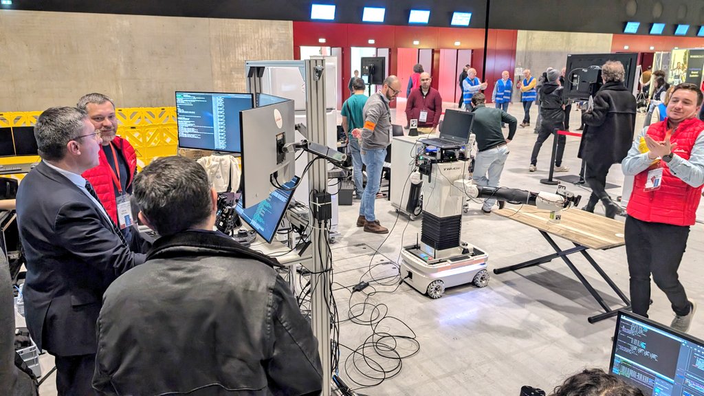 Ce weekend s'est tenue une compétition robotique organisée dans le cadre de <a href="/HumanoidsConf/">IEEE-RAS Int. Conf. on Humanoid Robots (HUMANOIDS)</a> à @VilledeNancy @Grand_Nancy 👏 De nombreuses équipes internationales étaient présentes dont <a href="/Larsen_Inria/">Team Larsen Inria</a> <a href="/Inria/">Inria</a> <a href="/labo_Loria/">Loria</a> <a href="/serena_ivaldi/">Serena Ivaldi</a> <a href="/jb_mouret/">Jean-Baptiste Mouret</a>. 🤖