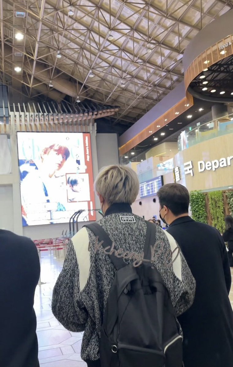 Ace_BBH's tweet photo. Chanyeol saw his birthday ads at the airport 🥹🤍 https://t.co/GMp2UU1WT6
