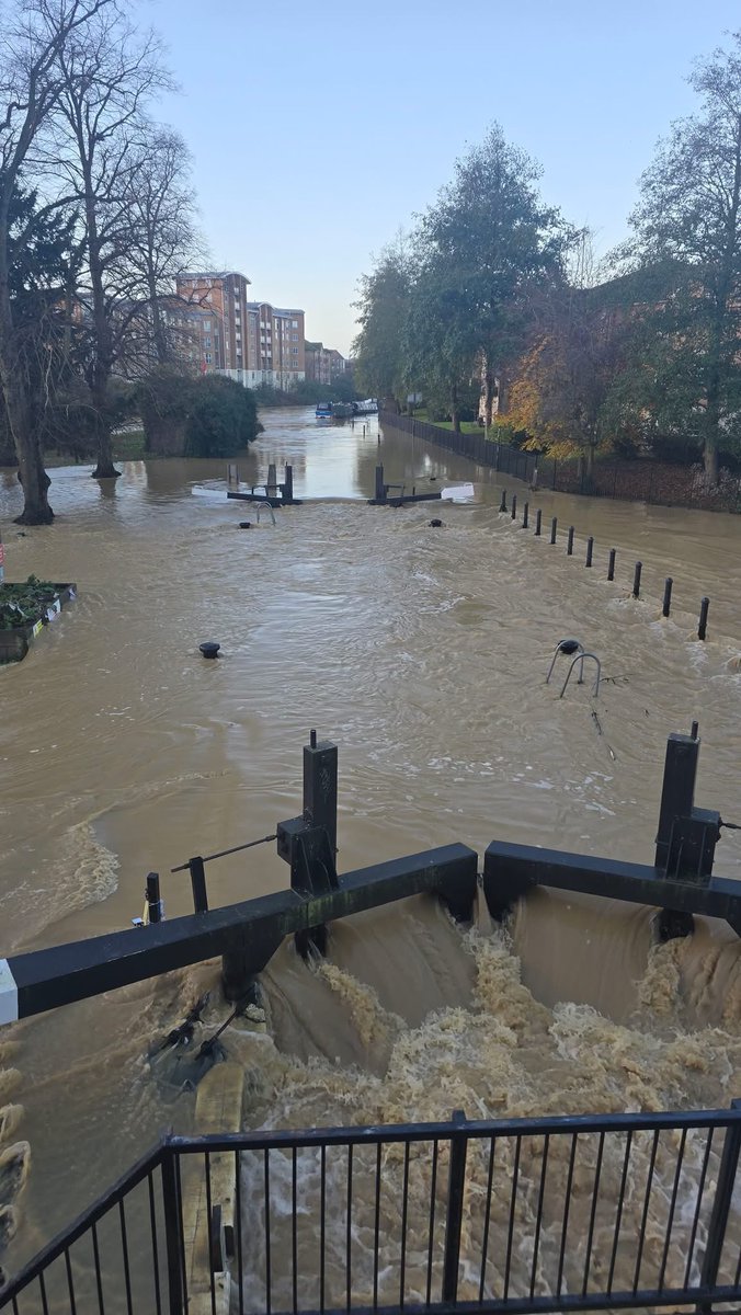 🚨 TAKE CARE OUT THERE

FLOOD WARNINGS ACROSS THE COUNTY! 

#BecketsPark #Northampton
<a href="/ChronandEcho/">Northampton Chron</a>