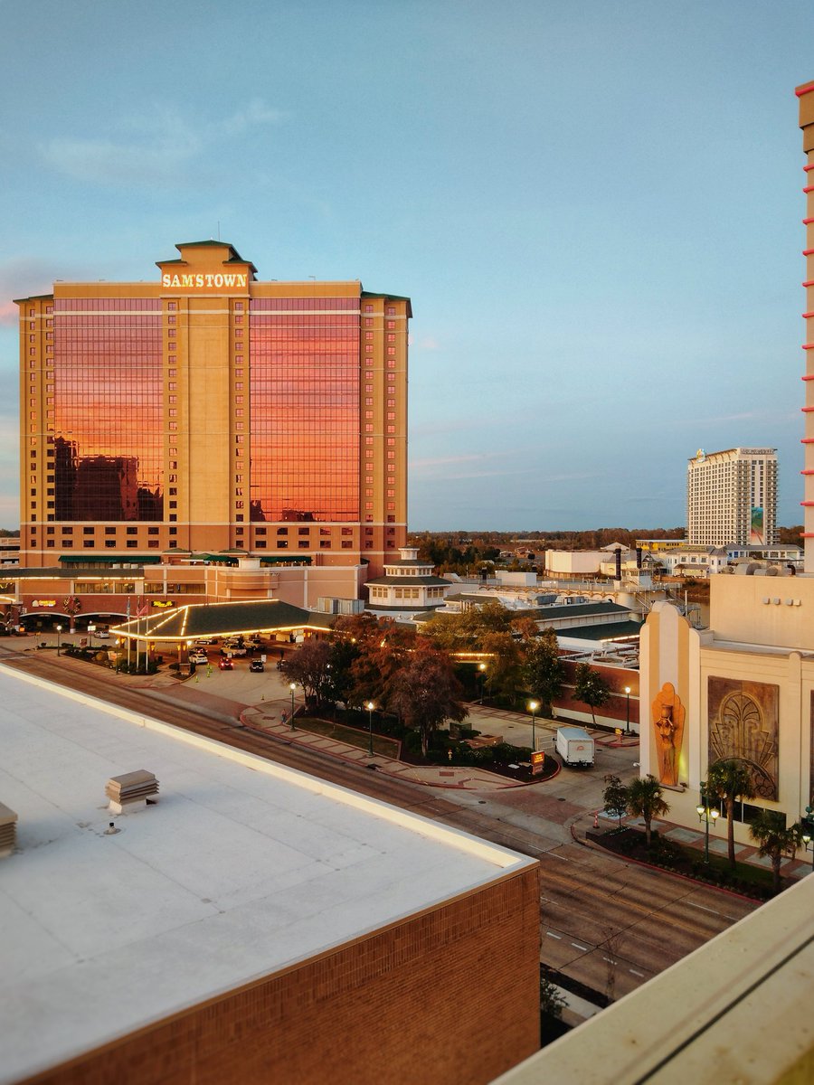 stanmade's tweet photo. The view from the #highrise #parkinglot of #Bally's casino in #waterfront #Shreveport, #Louisiana earlier on Sunday. Competing #casinos can be seen. It's been 17 years since I last entered an establishment of this #franchise, in #AtlanticCity, #NewJersey. Possibly their first. https://t.co/lgoGMCIjMG