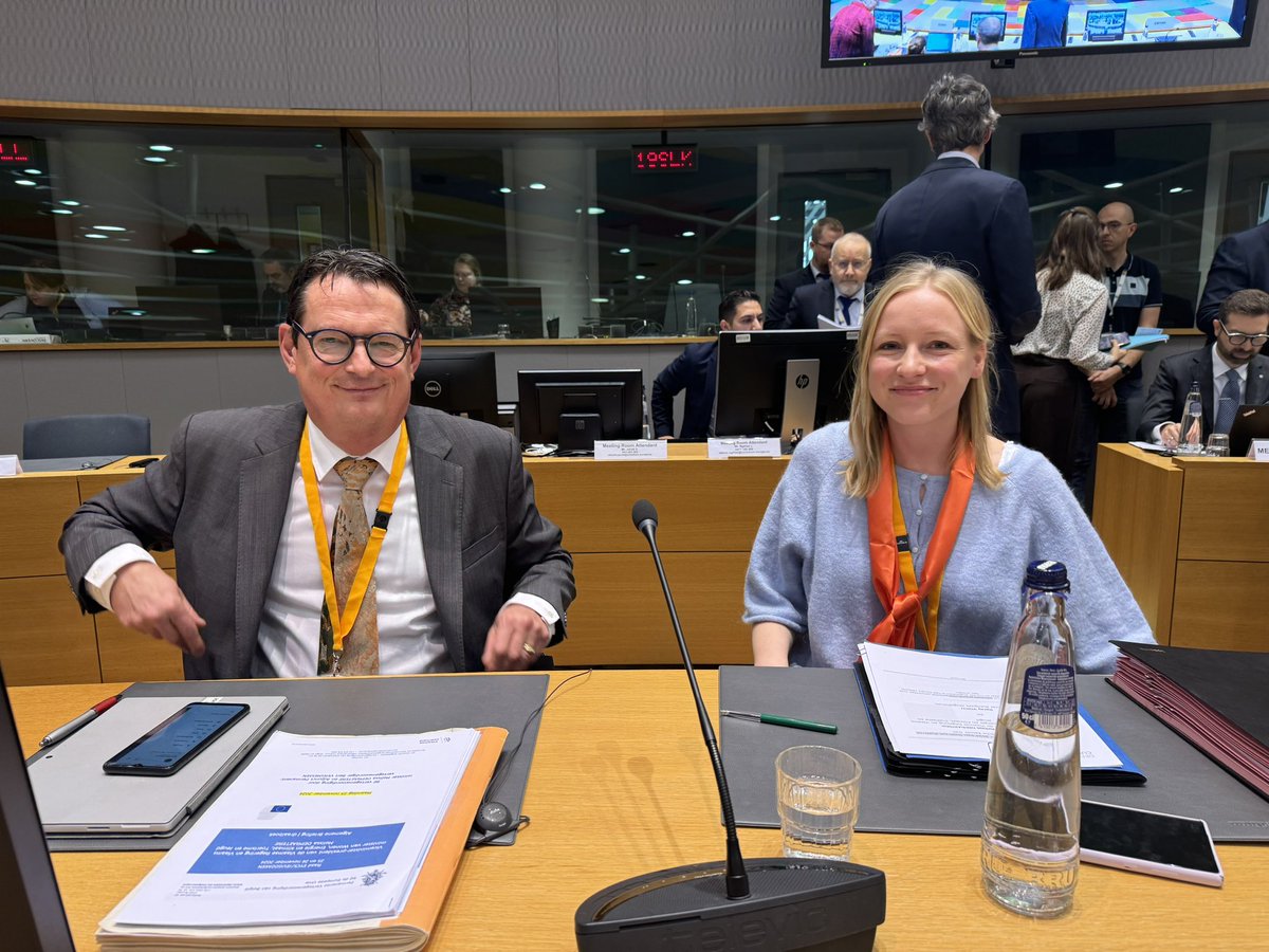 Belgium in the EU (@belgiumineu) on Twitter photo 🧡  Violence against women & girls affects everyone.
✋ The 🇪🇺 EU stands united in the fight against gender-based violence.
🟠 To mark our firm commitment, 🇧🇪 Minister <a href="/MelissaDepr/">Melissa Depraetere</a> & Ambassador <a href="/bertversmessen/">Bert Versmessen</a> join the #OrangeTheWorld at today’s #EYCS Council. 🧡  Violence against women & girls affects everyone.
✋ The 🇪🇺 EU stands united in the fight against gender-based violence.
🟠 To mark our firm commitment, 🇧🇪 Minister <a href="/MelissaDepr/">Melissa Depraetere</a> & Ambassador <a href="/bertversmessen/">Bert Versmessen</a> join the #OrangeTheWorld at today’s #EYCS Council.