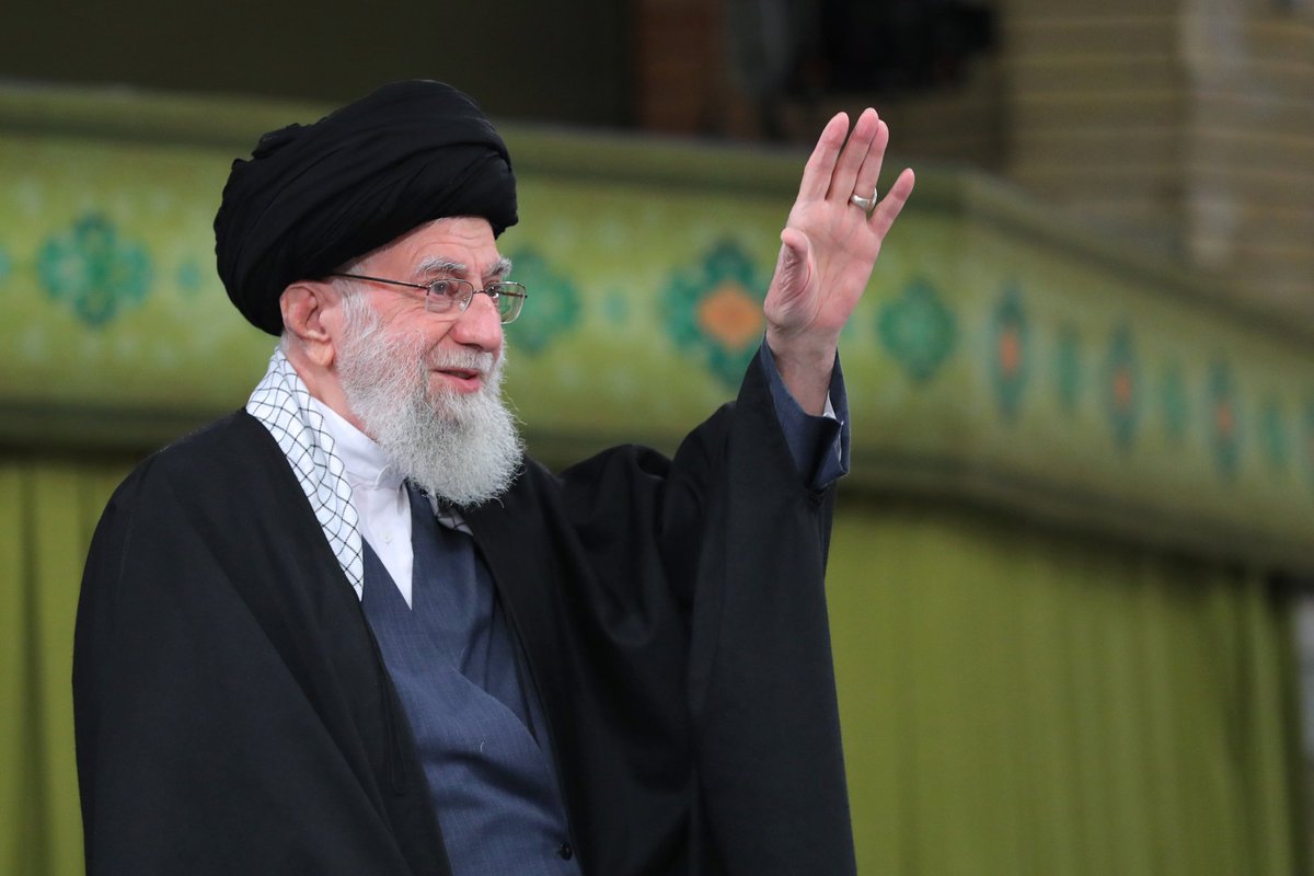 داریم مقتدا وامیری زجنس نور
تحت ولایتش برای ظهور ایستاده ایم
#علمدار 
#لبیک_یا_خامنه_ای