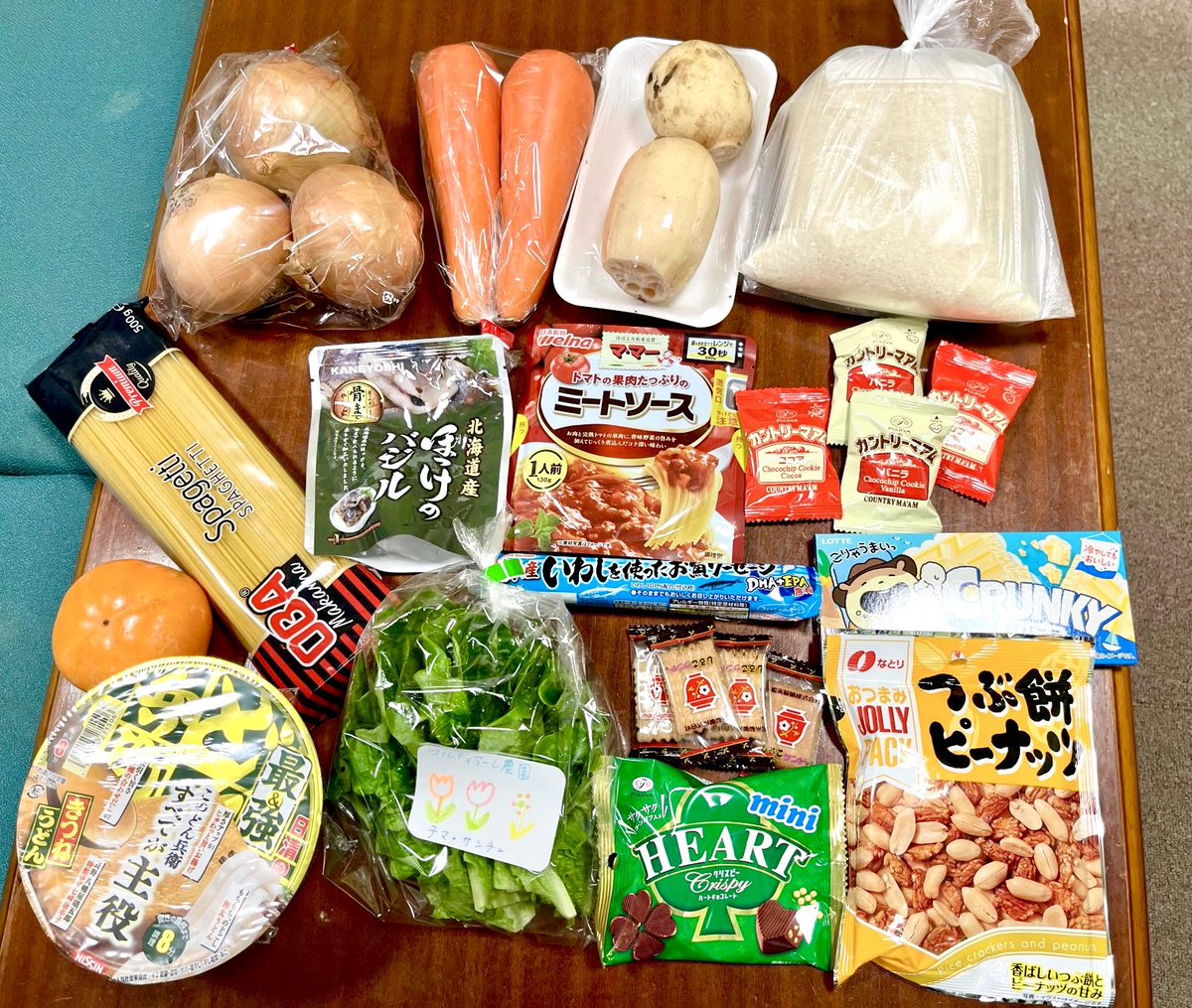 nakanoyomogi's tweet photo. 昨日のフードパントリーで生徒たちがいただいた食品、こんなラインナップでした！物価高でつらいですが、子どもたちにはしっかり栄養とってほしい…！

ご支援くださった皆さま、ありがとうございました！ https://t.co/WNLABZKF0z