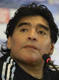 #EducadoresCamagüeyanos #CubaMined.
#TenemosMemoria
El 25 de Noviembre de 2020: Fallece el astro del fútbol mundial Diego Armando Maradona en su residencia del barrio de San Andrés, en Tigre, norte de Buenos Aires, debido a un paro cardiorrespiratorio.