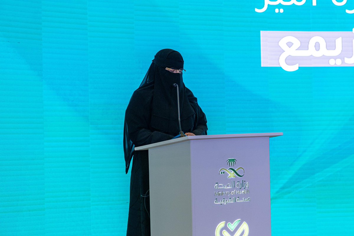 emara_sharqia's tweet photo. وأوضح مدير عام فرع وزارة الصحة المنطقة الشرقية الدكتور فارس الهمزاني خلال كلمته التي ألقاها بالاحتفال بأن جائزة أميز، استلهمها فرع وزارة الصحة بالمنطقة الشرقية من رؤية السعودية 2030، حيث أن اهتمام خادم الحرمين الشريفين الملك سلمان بن عبدالعزيز وسمو ولي العهد صاحب السمو الملكي الأمير محمد بن سلمان بن عبدالعزيز– حفظهما الله - بالقطاع الصحي وصحة المواطنين والمقيمين، يحمّلنا المسؤولية لرفع مستوى جودة العمل وتحسين الأداء، مشيراً إلى أن هذه الجائزة جاءت لضمان تطور مستويات أداء المنشآت القطاع الصحي الخاص بالمنطقة الشرقية وتقدير جهود المتميزين، وتحقيق مفهوم رعاية صحية آمنة مستدامة.