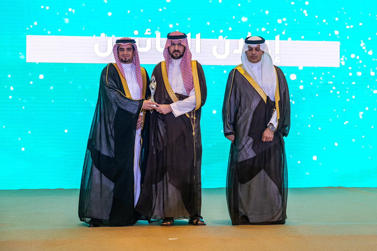 emara_sharqia's tweet photo. ولفت " الهمزاني " بأن جائزة " أميز" أُقيمت برعاية كريمة من سمو أمير المنطقة الشرقية وحضور سمو نائبه وتختص بتميز أداء المنشآت الصحية في القطاع الخاص والتي تميّزت بخدمة المستفيدين.

وبين بأن الجائزة وضعت لها أعلى المعايير لتحقيق مستهدفاتنا في ضمان تحسين أداء القطاع الصحي الخاص وفقًا لبروتوكولات الصحة في المملكة والعالمية المتوافقة، حيث يعمل فرق لجان التحكيم بحيادية؛ لتطبيق أعلى معايير الشفافية لضمان ديمومة الجائزة ورفع قيمتها، ويعزز من مصداقيتها، وتجذب كافة المنشآت الصحية بالمنطقة الشرقية في نسختها الثانية بمشيئة الله.

ثم القت الدكتورة نورة الأزيمع أمين الجائزة كلمتها وأكدت خلالها  بأن رحلة المنشآت الصحية المشاركة في هذه الجائزة  كانت مثالاً حياً للتفاني والعمل الدؤوب سواء من مرحلة الإعداد إلى تقديم الملفات، حيث أثبتت فيها كل منشأة التزامها برفع مستوى أدائها وتعزيز جودة خدماتها ، وأضافت بأن هذه الرحلة تطلبت جهداً جماعياً وإصراراً على الالتزام بمعايير التميز التي وضعتها لجنة الجائزة، والتي تمثل أعلى المعايير العالمية.

يذكر بأن جائزة "أميز أداء" تعد جائزة رائدة ومعززة لثقافة التميز في القطاع الصحي ومساهمة بفعالية لدعم رؤية السعودية 2030، ويتم منحها للمنشآت الصحية الأفضل أداء في المنطقة الشرقية، لخلق بيئة تنافسية إيجابية بين المنشآت مما يضمن كفاءة وجودة الخدمات الصحية المقدمة للمستفيدين.