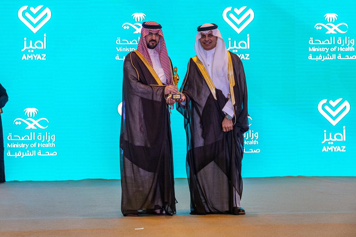 emara_sharqia's tweet photo. ولفت " الهمزاني " بأن جائزة " أميز" أُقيمت برعاية كريمة من سمو أمير المنطقة الشرقية وحضور سمو نائبه وتختص بتميز أداء المنشآت الصحية في القطاع الخاص والتي تميّزت بخدمة المستفيدين.

وبين بأن الجائزة وضعت لها أعلى المعايير لتحقيق مستهدفاتنا في ضمان تحسين أداء القطاع الصحي الخاص وفقًا لبروتوكولات الصحة في المملكة والعالمية المتوافقة، حيث يعمل فرق لجان التحكيم بحيادية؛ لتطبيق أعلى معايير الشفافية لضمان ديمومة الجائزة ورفع قيمتها، ويعزز من مصداقيتها، وتجذب كافة المنشآت الصحية بالمنطقة الشرقية في نسختها الثانية بمشيئة الله.

ثم القت الدكتورة نورة الأزيمع أمين الجائزة كلمتها وأكدت خلالها  بأن رحلة المنشآت الصحية المشاركة في هذه الجائزة  كانت مثالاً حياً للتفاني والعمل الدؤوب سواء من مرحلة الإعداد إلى تقديم الملفات، حيث أثبتت فيها كل منشأة التزامها برفع مستوى أدائها وتعزيز جودة خدماتها ، وأضافت بأن هذه الرحلة تطلبت جهداً جماعياً وإصراراً على الالتزام بمعايير التميز التي وضعتها لجنة الجائزة، والتي تمثل أعلى المعايير العالمية.

يذكر بأن جائزة "أميز أداء" تعد جائزة رائدة ومعززة لثقافة التميز في القطاع الصحي ومساهمة بفعالية لدعم رؤية السعودية 2030، ويتم منحها للمنشآت الصحية الأفضل أداء في المنطقة الشرقية، لخلق بيئة تنافسية إيجابية بين المنشآت مما يضمن كفاءة وجودة الخدمات الصحية المقدمة للمستفيدين.