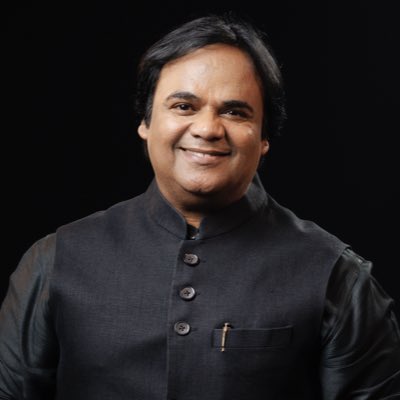 AalokTweet's tweet photo. खुली किताब सा जीवन है, भेद कुछ भी नहीं
हमारे सामने काला-सफ़ेद कुछ भी नहीं 

#AalokNama #NewProfilePic https://t.co/sJB5kBRwLQ