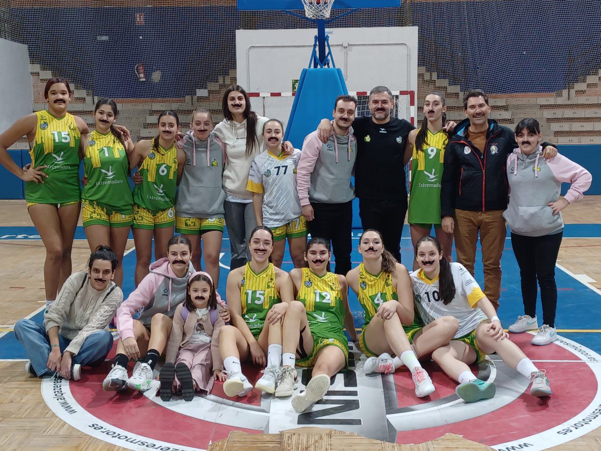Ayer nuestras chicas del 1ª Nacional se pusieron el bigote para apoyar el mes de #movember donde los hombres se dejan el bigote para concienciar sobre problemas de salud masculina, como el cáncer de próstata, cáncer de testículos y la depresión.