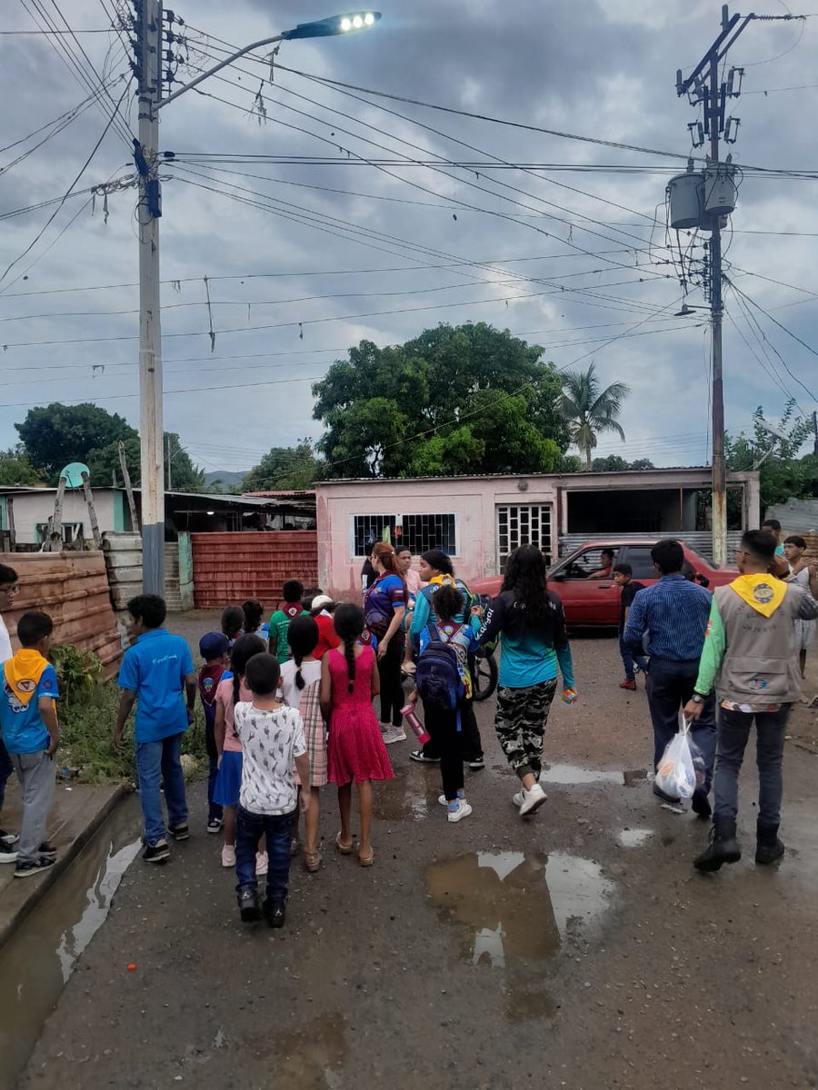 DttoBarcelonaII's tweet photo. Club Cajigal Aventureros &amp; Conqui-Guías entregaron ropa y alimentos a hogares de la comunidad de Madre Vieja, sitio de penetración de la IASD La Aduana. También compartieron historias bíblicas y refrigerio con 86 niños de esta comunidad. Barcelona, 23-nov 2024
#ConCristoando https://t.co/qwIalx4QHh