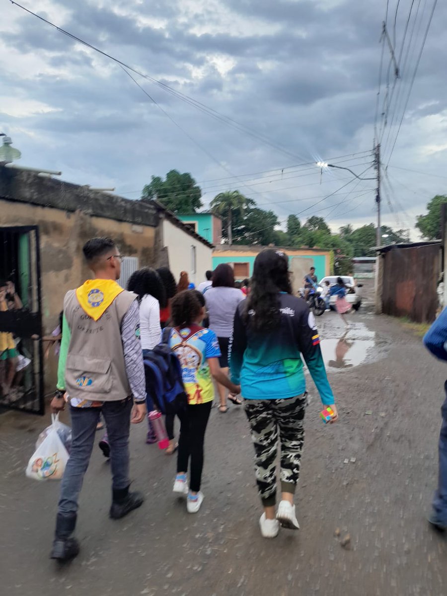 Club Cajigal Aventureros &amp; Conqui-Guías entregaron ropa y alimentos a hogares de la comunidad de Madre Vieja, sitio de penetración de la IASD La Aduana. También compartieron historias bíblicas y refrigerio con 86 niños de esta comunidad. Barcelona, 23-nov 2024
#ConCristoando