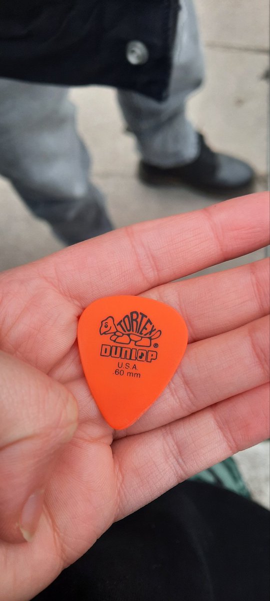 Xenonliight's tweet photo. Thank you for the show in Paris, thank you for making one of my childhood dreams come true @Yellowcard 💛 https://t.co/a69KaXGJ2x