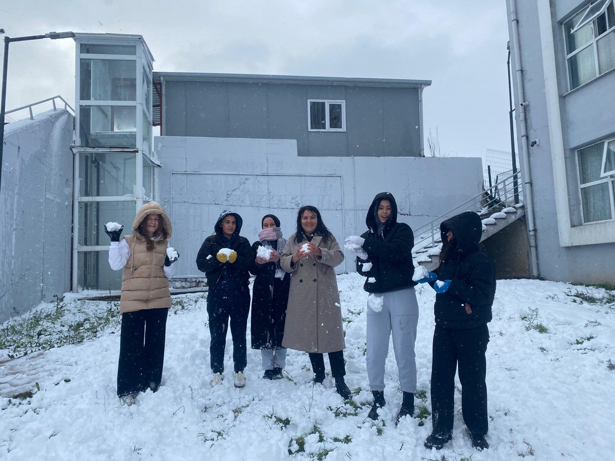 SamsunKYGM's tweet photo. Canik Yurdumuzda, her tarafın beyaza bürünmesiyle öğrencilerimiz kendilerini dışarı attılar. Kar topu oynayıp, kardan adam yaparak eğlenceli dakikalar geçirdiler.
#GSBYurtları https://t.co/yTlvXdFQ2v