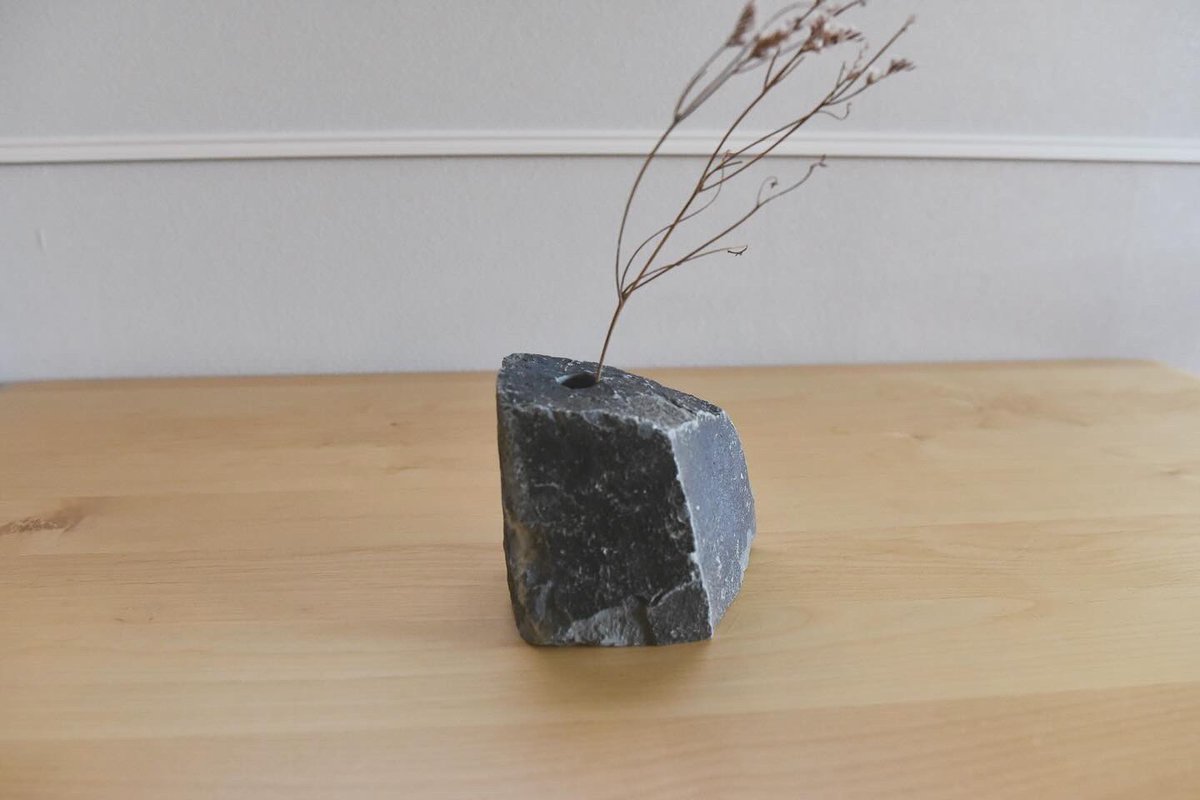 石を使った花器

岡崎のINASEさんの作品