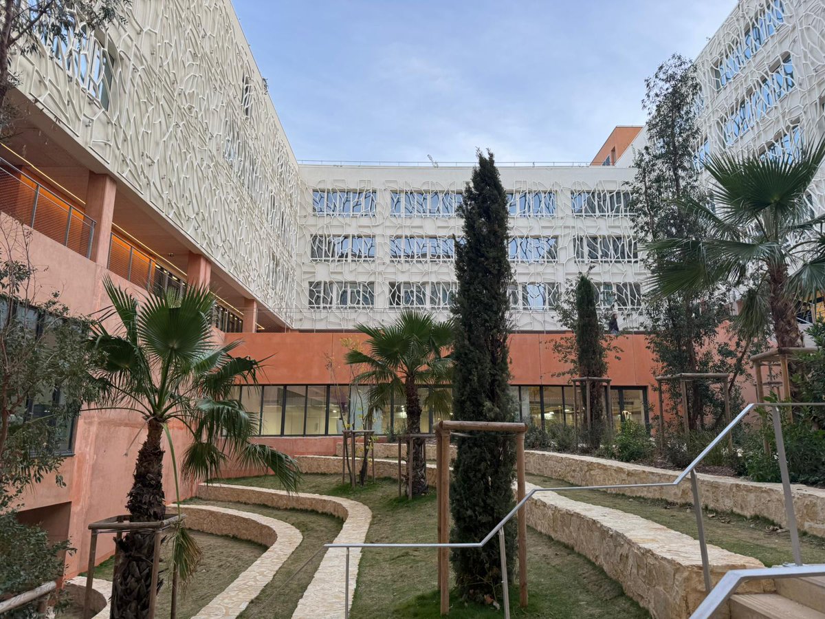 Le mercredi 20, une journée inoubliable ! L'inauguration de la cité scolaire Jacques Chirac, en présence de <a href="/RenaudMuselier/">Renaud Muselier</a> <a href="/MartineVassal/">Martine Vassal</a> et Claude Chirac
Un magnifique bâtiment qui se chauffe en hiver et se refroidit en été grâce à la thalassothermie, utilisant l'eau de mer.