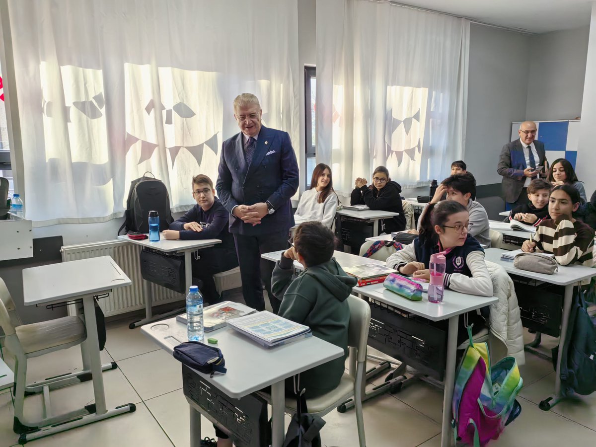 drmaydin's tweet photo. Bugün Bahçelievler BİL Koleji’mizde geleceğimizin teminatı olan gençlerimiz ve onları büyük bir özveriyle hayata hazırlayan kıymetli eğitimcilerimizle bir araya geldik.

Eğitim, bir toplumun en güçlü temel taşıdır. Geleceğimizin mimarları olan gençlerimizin donanımlı bireyler olarak yetişmesi, sadece onların değil, ülkemizin de aydınlık yarınlarının teminatıdır. Bu hedefe ulaşmada en büyük görev ise öğretmenlerimize düşmektedir. Bugün bir kez daha gördüm ki, BİL Eğitim Kurumlarımızda görev alan her bir eğitimcimiz, bu sorumluluğu büyük bir titizlikle ve sevgiyle yerine getiriyor.

Bu vesileyle, gençlerimizi en iyi şekilde yetiştirmek için emek harcayan tüm öğretmenlerimize bir kez daha teşekkür ediyorum. Hep birlikte, eğitimle aydınlanan bir gelecek için çalışmaya devam edeceğiz!

@BahcelievlerBil 
@bilkolejleri 
@csuedutr 
@IAUKampus